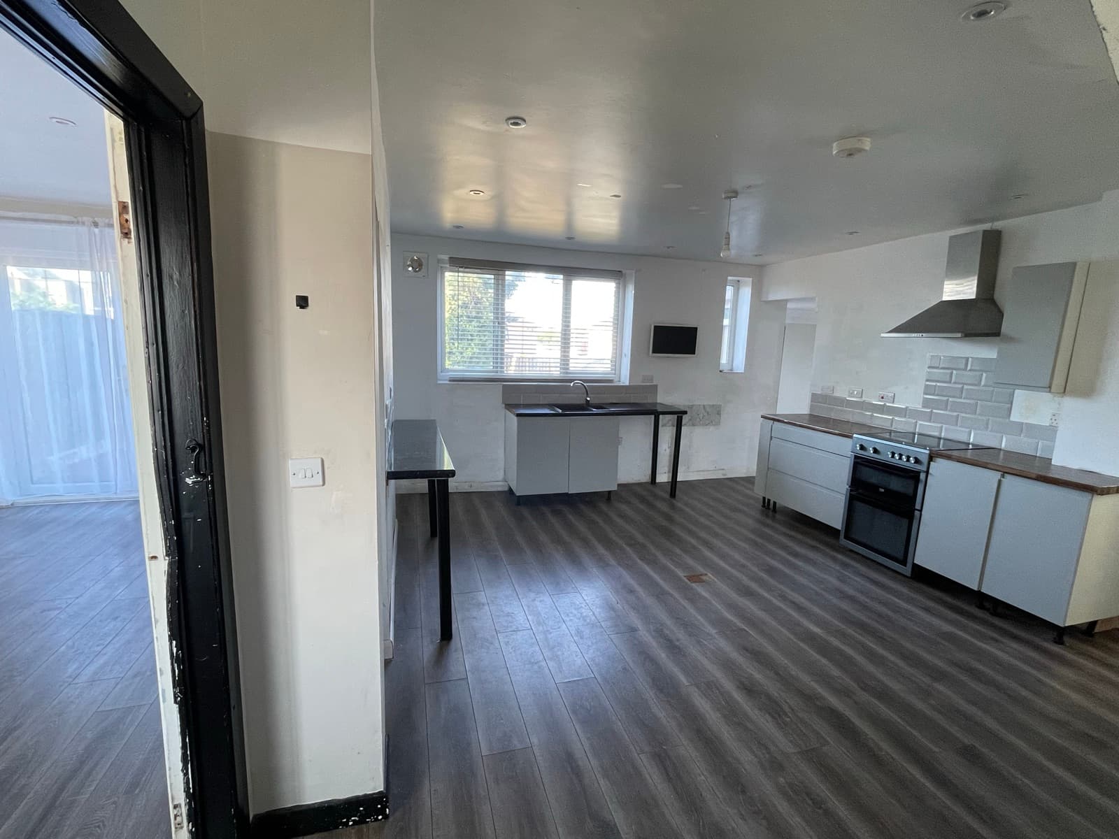 Kitchen with sink unit and breakfast bar